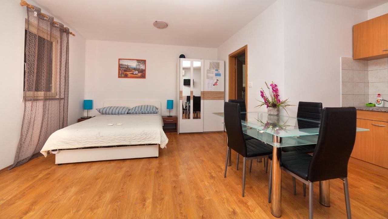 Apartments Barbara With Pool 布鲁赛吉 客房 照片