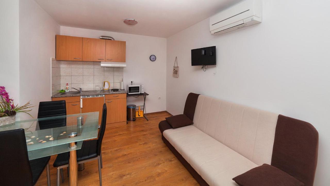 Apartments Barbara With Pool 布鲁赛吉 外观 照片